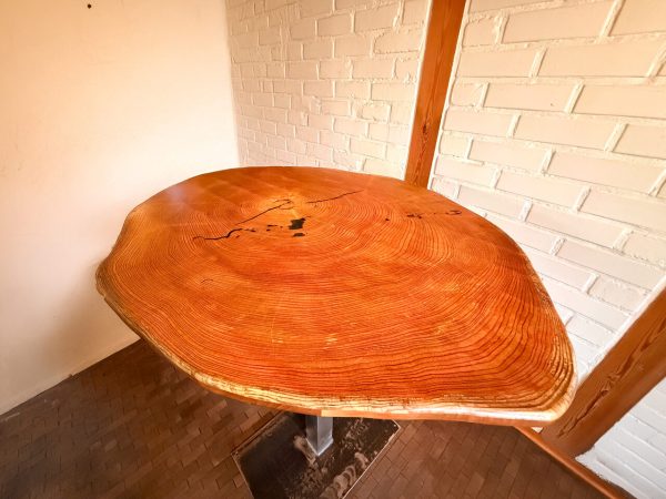 Tisch aus Lärche-Baumscheiben auf Stahlfuß (Ausstellungsstück) – Bild 3